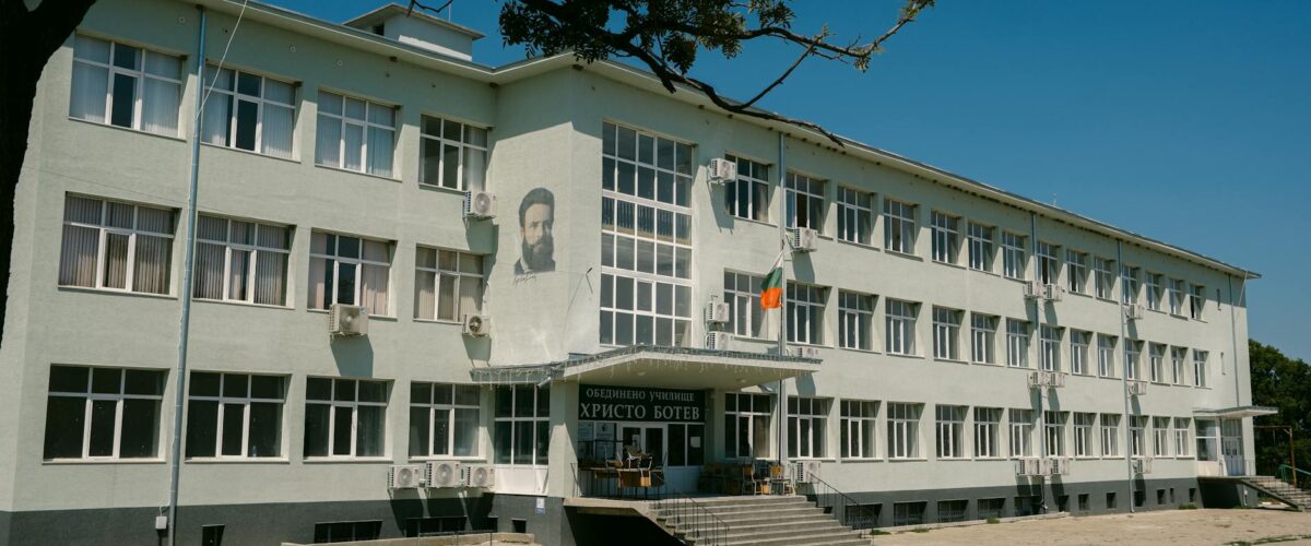 Drei verschiedene Schulgebäude stehen symbolisch für die Wahl zwischen ISS, Gymnasium und Gemeinschaftsschule in Berlin.