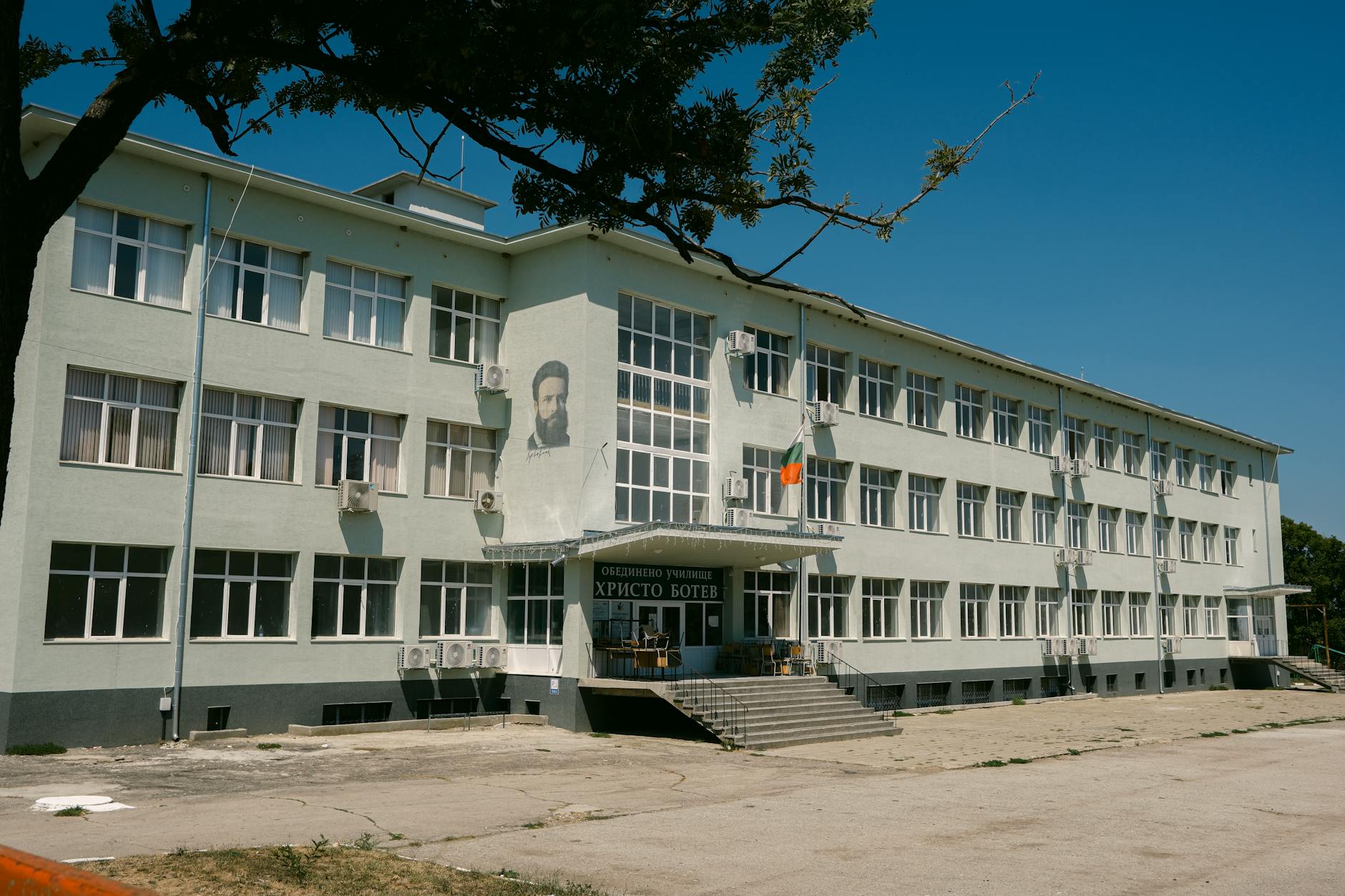 Drei verschiedene Schulgebäude stehen symbolisch für die Wahl zwischen ISS, Gymnasium und Gemeinschaftsschule in Berlin.