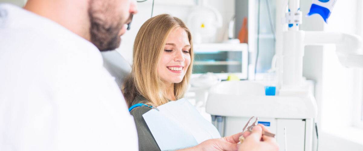Modernes Zahnarztzentrum mit Behandlungsstuhl, digitaler Diagnostik und Geräten für Implantologie und Aligner-Therapie
