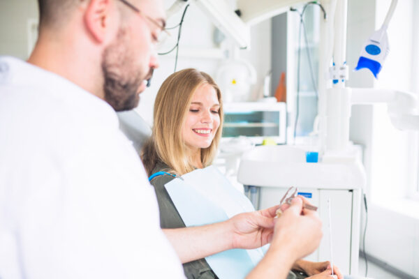 Modernes Zahnarztzentrum mit Behandlungsstuhl, digitaler Diagnostik und Geräten für Implantologie und Aligner-Therapie