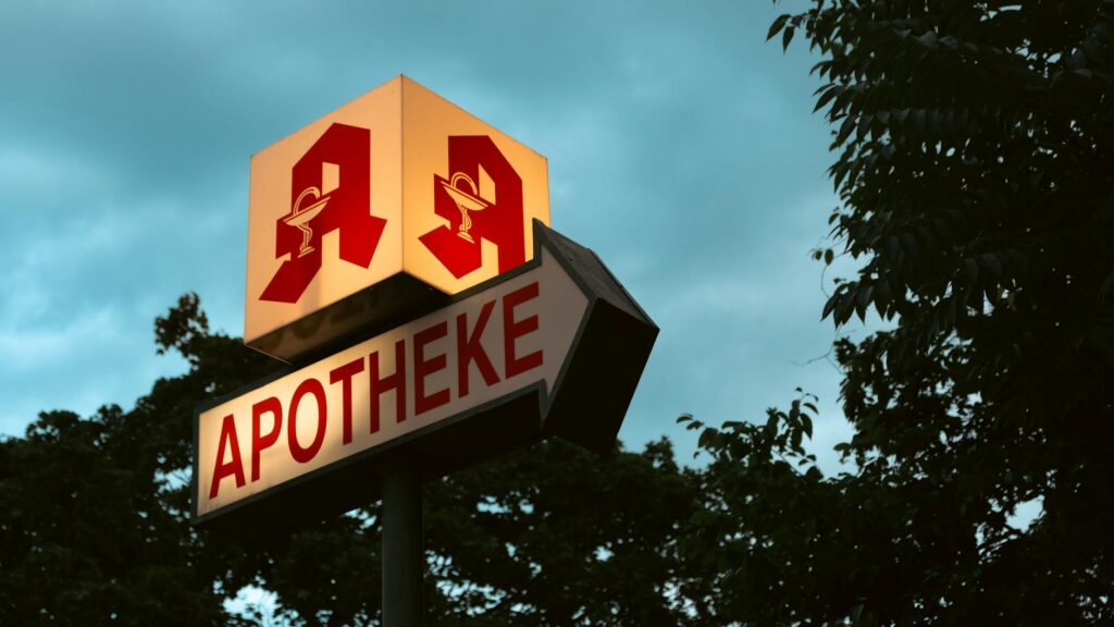 Ein rot leuchtendes Apotheken-A an einer Fassade bei Nacht, Symbol f&uuml;r den n&auml;chtlichen Notdienst der Notapotheke Sch&ouml;neberg.