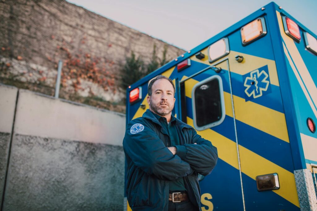 Rettungssanit&auml;ter stehen hinter einem ge&ouml;ffneten Krankenwagen und bereiten sich auf einen Einsatz f&uuml;r den Notdienst in Sch&ouml;neberg vor.