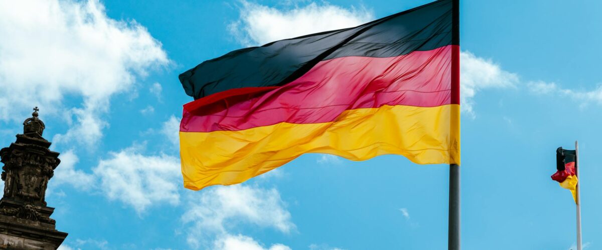 Tag der Deutschen Einheit 2026 Berlin: Brandenburger Tor mit deutschen Flaggen zum 35. Jubiläum der Wiedervereinigung