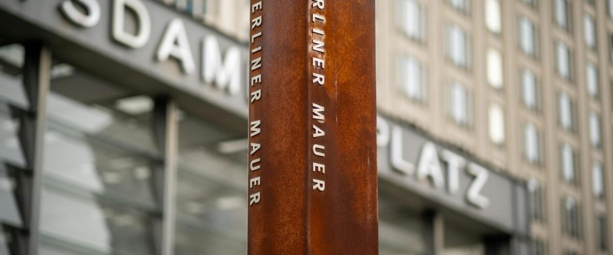 Cybercrime Berlin LKA 7 Forensiker bei Auswertung sichergestellter Datenträger