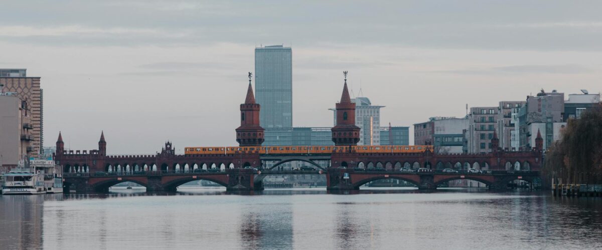 Umzug in Berlin – Umzugswagen vor Berliner Altbau-Fassade mit Halteverbotszone und Möbelträger – Symbolbild für die Berliner Umzugsbranche 2026
