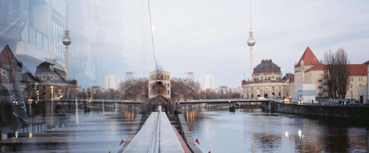 Mitschwimm-Demo Spree Berlin – Schwimmerinnen und Schwimmer im Spreekanal vor der Berliner Museumsinsel mit Demoschildern – Mitschwimm-Demonstration des Vereins Flussbad Berlin