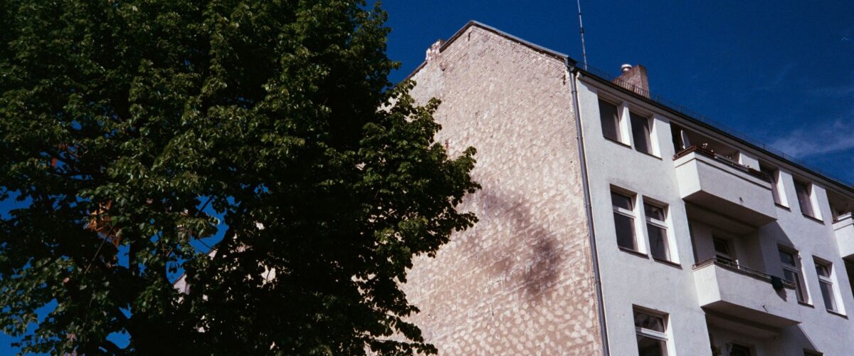 Mauerbau Berlin: Gedenkstätte Berliner Mauer an der Bernauer Straße mit Mauerresten zum 65. Jahrestag 2026