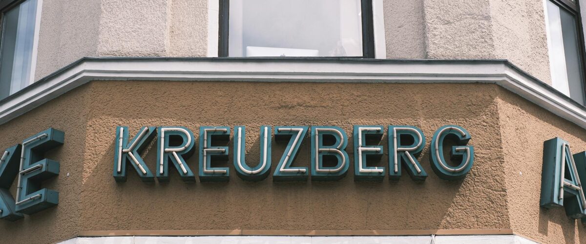 Schüsse Urbanstraße Kreuzberg – Polizei und Absperrband vor einem beschossenen Fahrzeug in der Urbanstraße in Berlin-Kreuzberg – Symbolbild für den Polizeieinsatz nach Schüssen aus einem fahrenden Roller