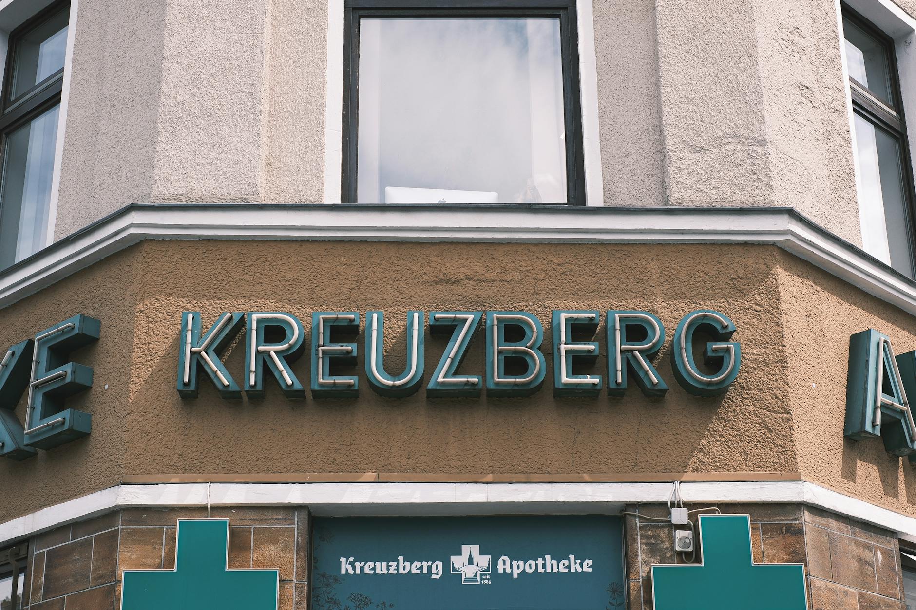Schüsse Urbanstraße Kreuzberg – Polizei und Absperrband vor einem beschossenen Fahrzeug in der Urbanstraße in Berlin-Kreuzberg – Symbolbild für den Polizeieinsatz nach Schüssen aus einem fahrenden Roller