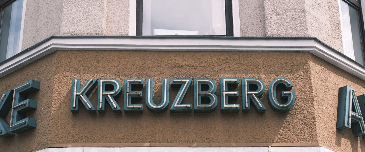 Public Viewing Kreuzberg zur WM 2026: Fans im Biergarten am Viktoriapark