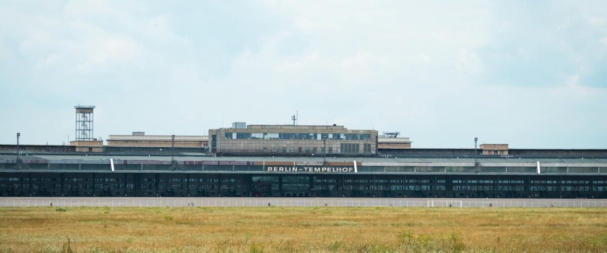 Bombendrohung BER Terminal 2 abgesperrt bei Polizeieinsatz