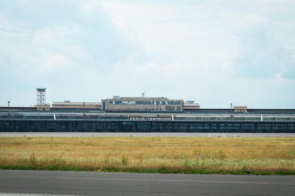 Bombendrohung BER Terminal 2 abgesperrt bei Polizeieinsatz