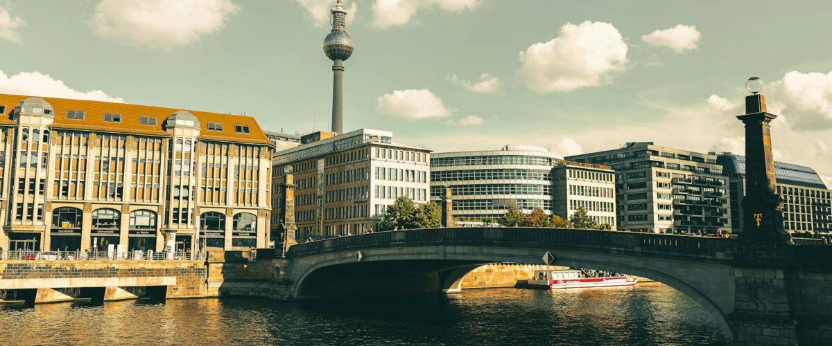 Städtepartnerschaften Berlin Flaggen vor Rotem Rathaus Senatskanzlei