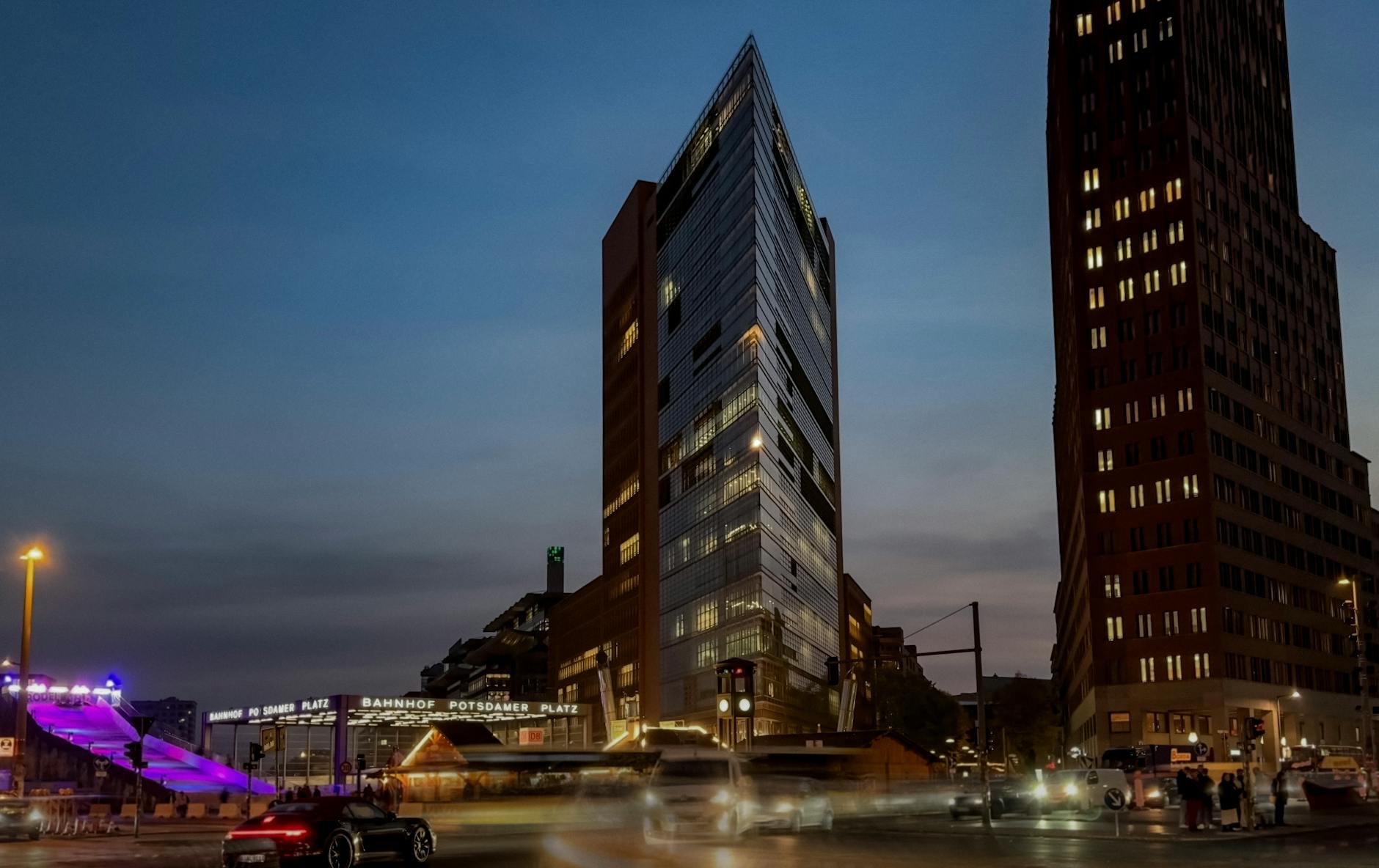Estrel Tower Berlin &ndash; Estrel Tower Berlin: Fassade an der Sonnenallee fast geschlossen