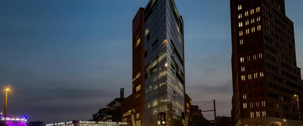 Estrel Tower Berlin: 176 Meter hohes Hotelhochhaus an der Sonnenallee in Neukölln mit Glasfassade