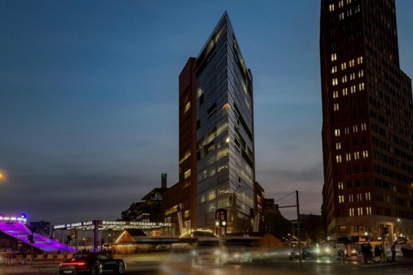 Estrel Tower Berlin: 176 Meter hohes Hotelhochhaus an der Sonnenallee in Neukölln mit Glasfassade