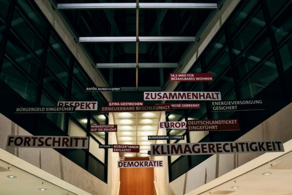 Deutschlandticket Azubi Berlin junge Auszubildende in der BVG U-Bahn