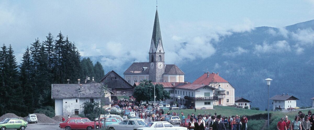 Bierseidel und Maßkrüge auf Holztisch in einem Festzelt – Volksfest-Stimmung in Erlangen, wo die Stadt zwölf Partyhits von der Bergkirchweih 2026 verbannt hat