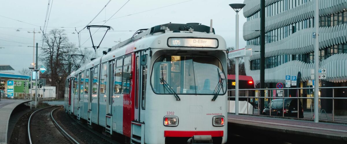 Tram M6 Marzahn fährt nach Wiedereröffnung über die neue Marzahner Brücke an der Landsberger Allee