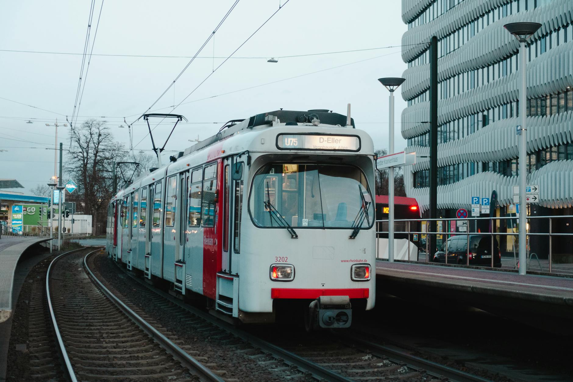 Tram M6 Marzahn fährt nach Wiedereröffnung über die neue Marzahner Brücke an der Landsberger Allee