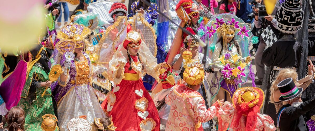 Karneval der Kulturen – Tänzerinnen in farbenfrohen Kostümen beim Umzug des Karnevals der Kulturen auf der Frankfurter Allee – 30-jähriges Jubiläum am Pfingstsonntag 24. Mai 2026