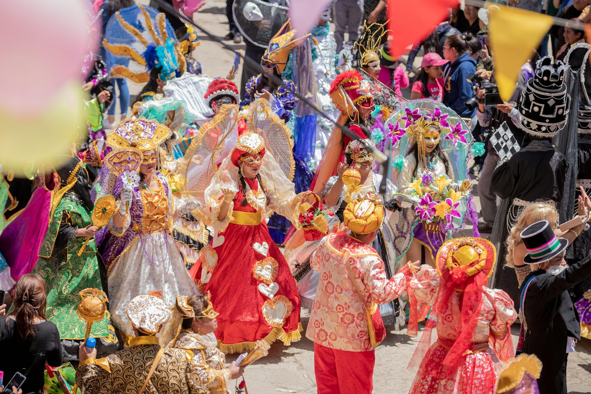 Karneval der Kulturen – Tänzerinnen in farbenfrohen Kostümen beim Umzug des Karnevals der Kulturen auf der Frankfurter Allee – 30-jähriges Jubiläum am Pfingstsonntag 24. Mai 2026