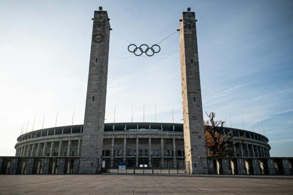 Metallica Olympiastadion: Fans vor der beleuchteten Bühne im vollen Berliner Stadion