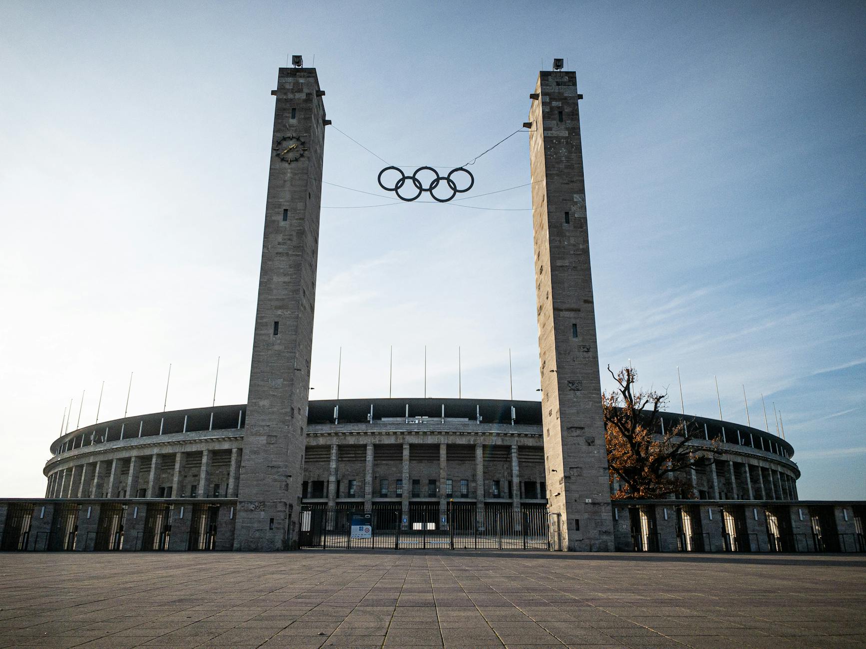 Metallica Olympiastadion: Fans vor der beleuchteten Bühne im vollen Berliner Stadion