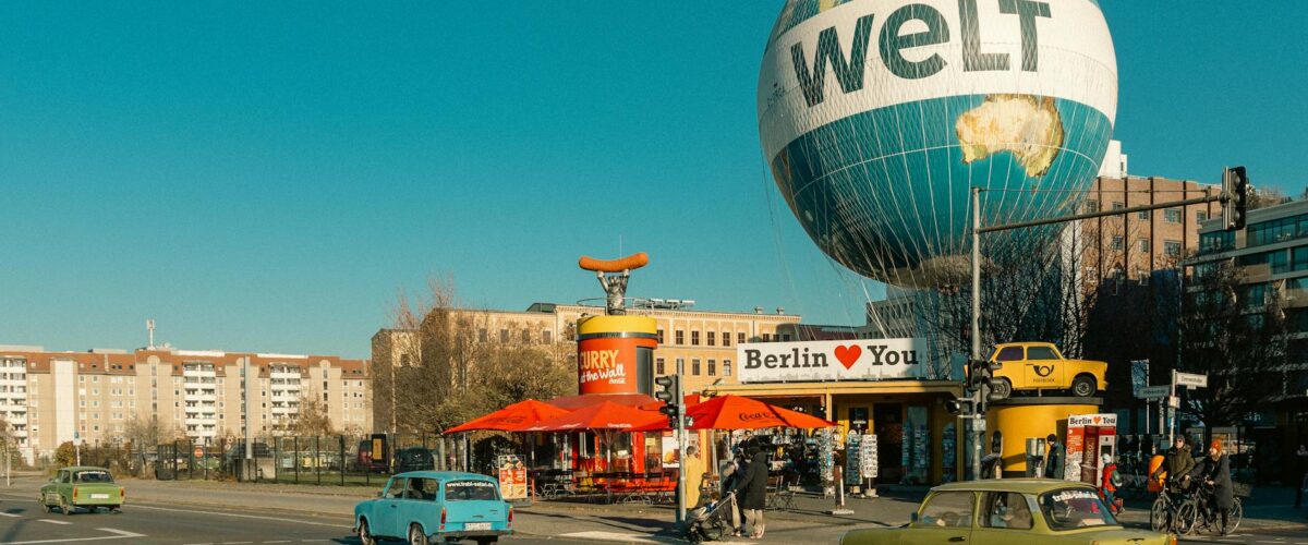 Fußballkneipen Berlin zur WM 2026: Fans vor Bildschirmen in einer Sportsbar