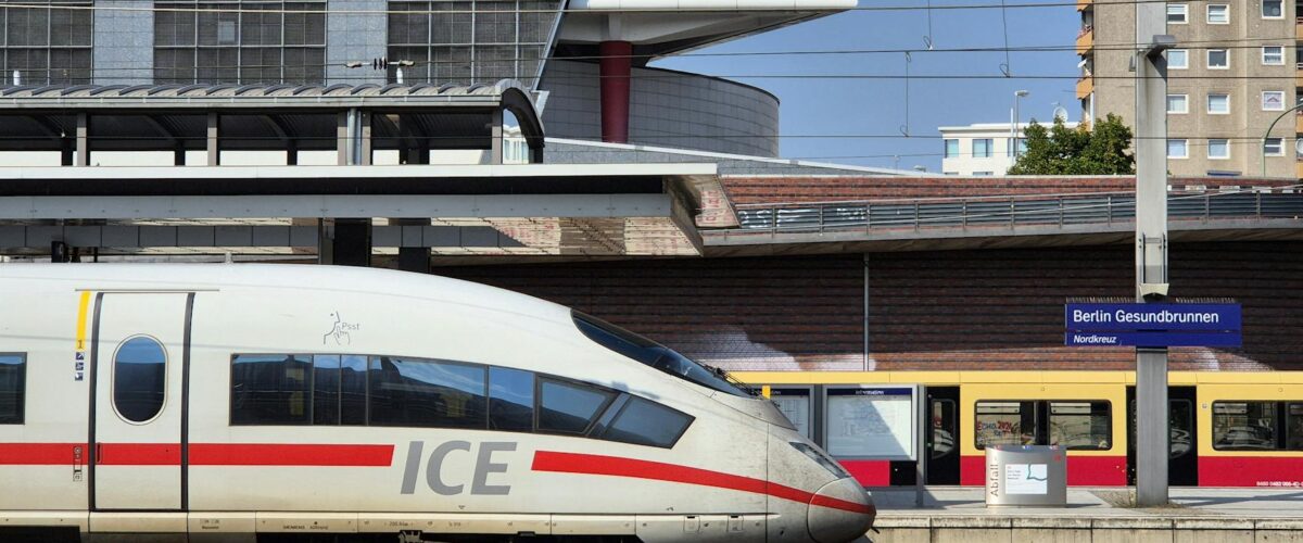 Schüsse Wohnhaus Berlin Gesundbrunnen – Polizeifahrzeug mit Blaulicht vor einem Berliner Mehrfamilienhaus – Symbolbild für den Einsatz nach Schüssen in der Grüntaler Straße in Gesundbrunnen