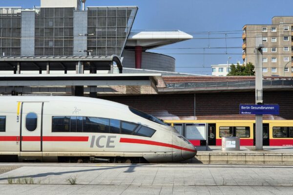 Schüsse Wohnhaus Berlin Gesundbrunnen – Polizeifahrzeug mit Blaulicht vor einem Berliner Mehrfamilienhaus – Symbolbild für den Einsatz nach Schüssen in der Grüntaler Straße in Gesundbrunnen