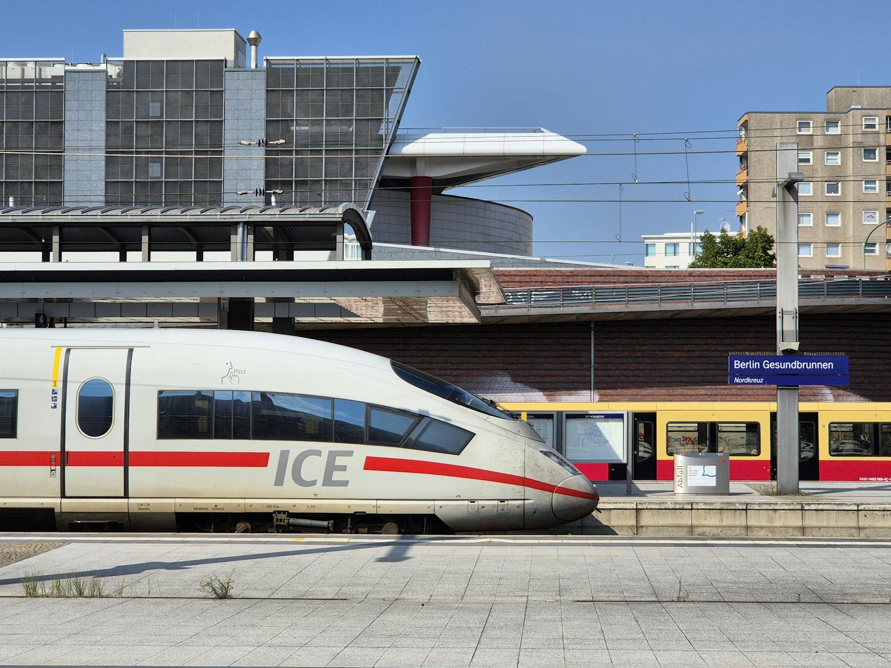 Schüsse Wohnhaus Berlin Gesundbrunnen – Polizeifahrzeug mit Blaulicht vor einem Berliner Mehrfamilienhaus – Symbolbild für den Einsatz nach Schüssen in der Grüntaler Straße in Gesundbrunnen