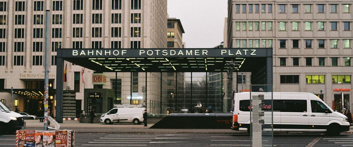 Leichenfund Potsdam Berlin: Symbolbild Polizei-Ermittlungen in einem Waldgebiet