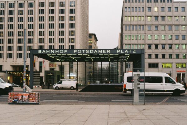 Leichenfund Potsdam Berlin: Symbolbild Polizei-Ermittlungen in einem Waldgebiet