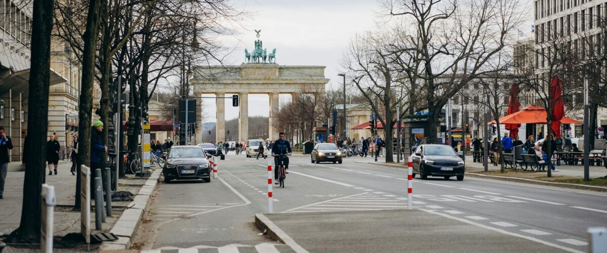 Pfingsten 2026 Berlin – Bunter Umzug beim Karneval der Kulturen mit tanzenden Menschen auf der Karl-Marx-Allee in Berlin - Symbolbild fuer Pfingsten 2026 in der Hauptstadt