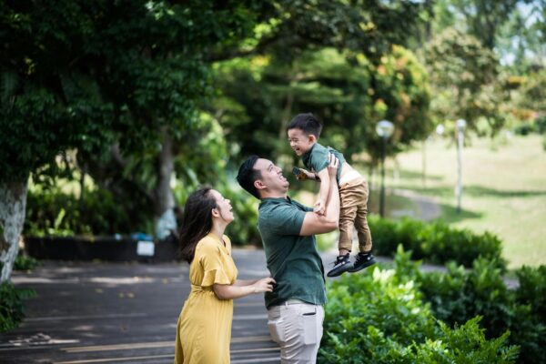 Gedenkstein und neu beschilderte Gruenanlage in Berlin-Mariendorf - Symbolbild fuer die Benennung des Familie-Lewissohn-Parks zur Erinnerung an die juedische Familie Lewissohn
