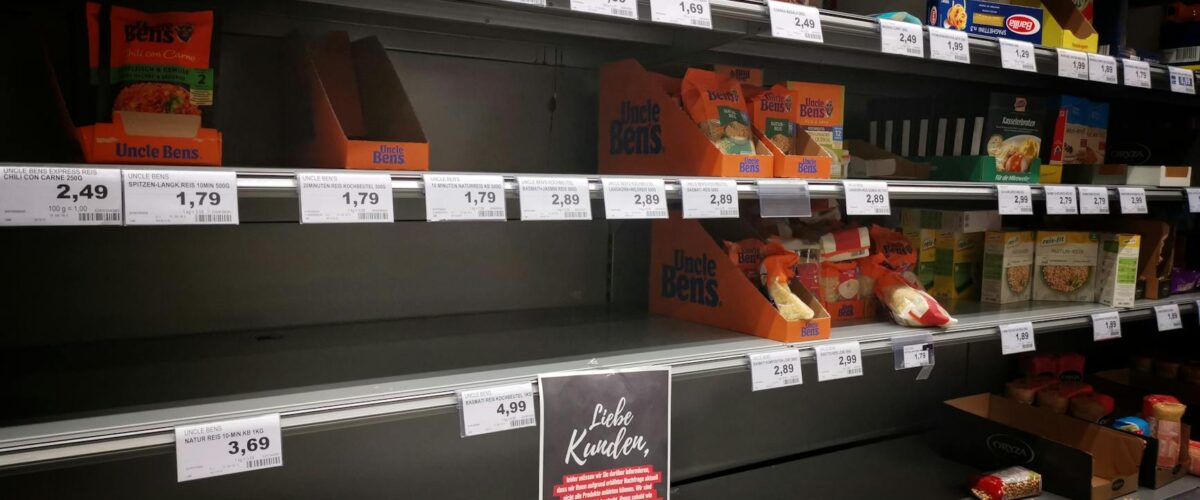 Gewürzregal mit Paprika und Kreuzkümmel – verbotene Pestizide Supermarkt nach foodwatch-Test