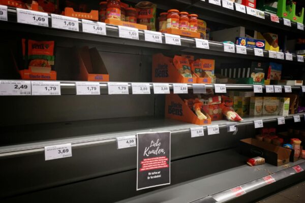 Gewürzregal mit Paprika und Kreuzkümmel – verbotene Pestizide Supermarkt nach foodwatch-Test