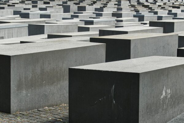 Holocaust-Gedenktag 2027: Stelenfeld des Holocaust-Mahnmals in Berlin-Mitte zum 82. Jahrestag der Auschwitz-Befreiung