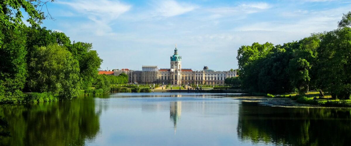 Polizeiwagen mit Blaulicht vor einem Berliner Wohnhaus – Polizeilicher Staatsschutz ermittelt nach mutmaßlichem rassistischem Übergriff auf Handwerker in Charlottenburg, Mai 2026
