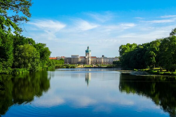 Polizeiwagen mit Blaulicht vor einem Berliner Wohnhaus – Polizeilicher Staatsschutz ermittelt nach mutmaßlichem rassistischem Übergriff auf Handwerker in Charlottenburg, Mai 2026