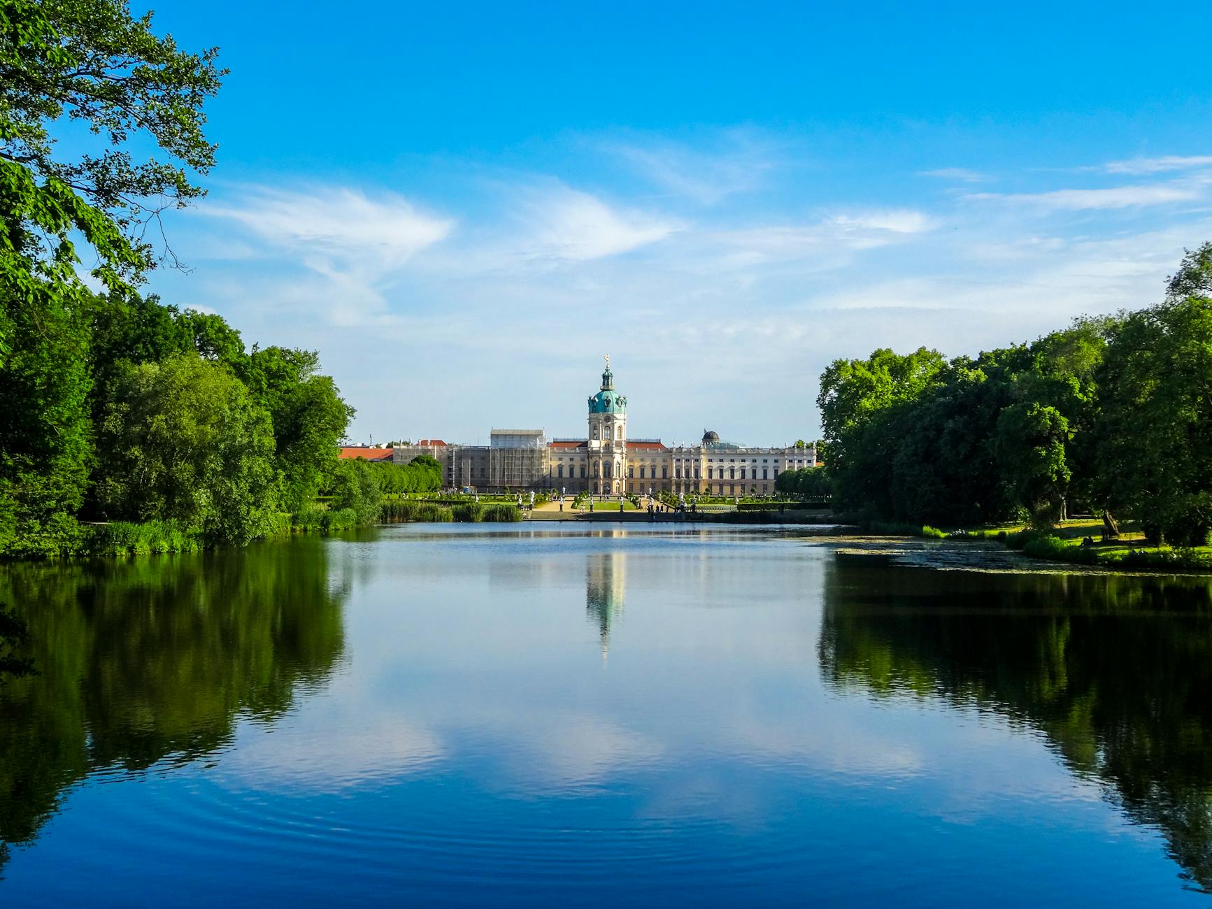 Polizeiwagen mit Blaulicht vor einem Berliner Wohnhaus – Polizeilicher Staatsschutz ermittelt nach mutmaßlichem rassistischem Übergriff auf Handwerker in Charlottenburg, Mai 2026