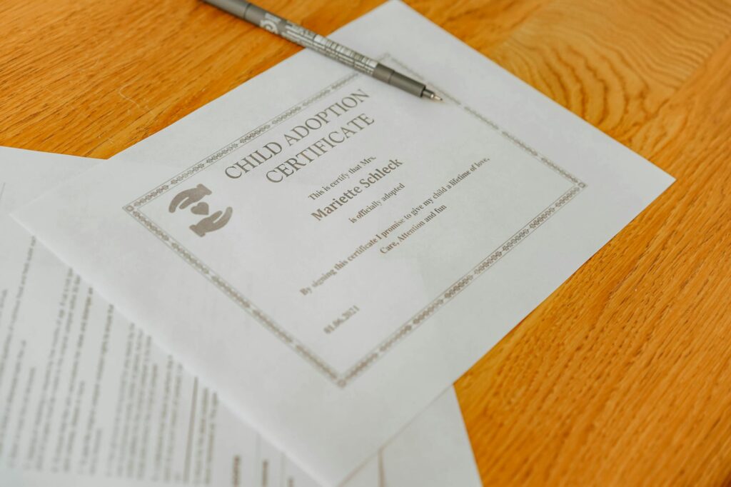 Nahaufnahme einer deutschen Geburtsurkunde mit offiziellem Stempel, ausgestellt vom Standesamt Marzahn.