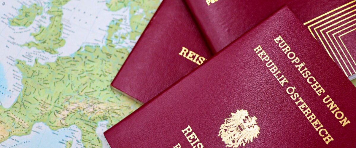 Nahaufnahme einer offiziellen Sterbeurkunde aus Berlin mit dem Landeswappen und einem Stempel des Standesamtes.