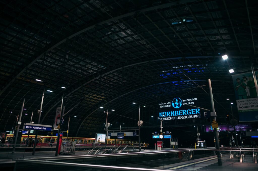 Ein Bahnsteig am Bahnhof Lichtenberg, auf dem ein Regionalzug wartet. Eine digitale Anzeigetafel zeigt das n&auml;chste Fahrtziel an.