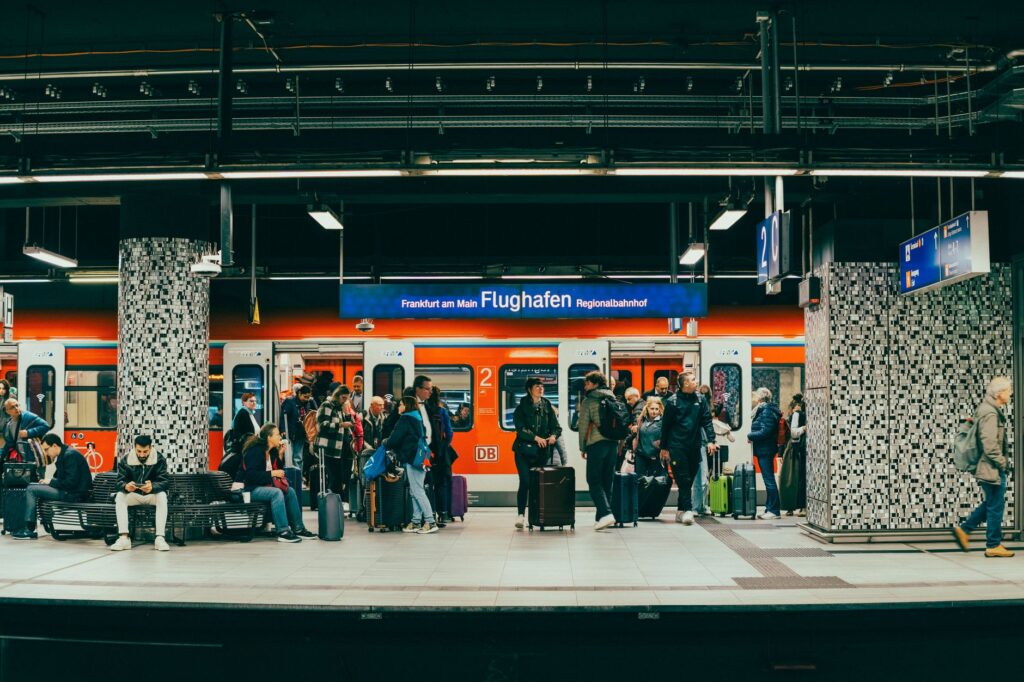 Eine Reihe von blauen Schlie&szlig;f&auml;chern in verschiedenen Gr&ouml;&szlig;en zur Gep&auml;ckaufbewahrung in der Halle des Bahnhof Lichtenberg.