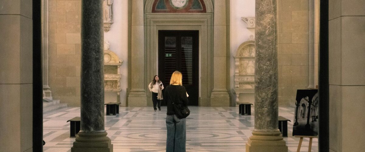 Ein heller, moderner Ausstellungssaal in einem der besten Museen Berlins, gefüllt mit Kunstwerken und Besuchern.