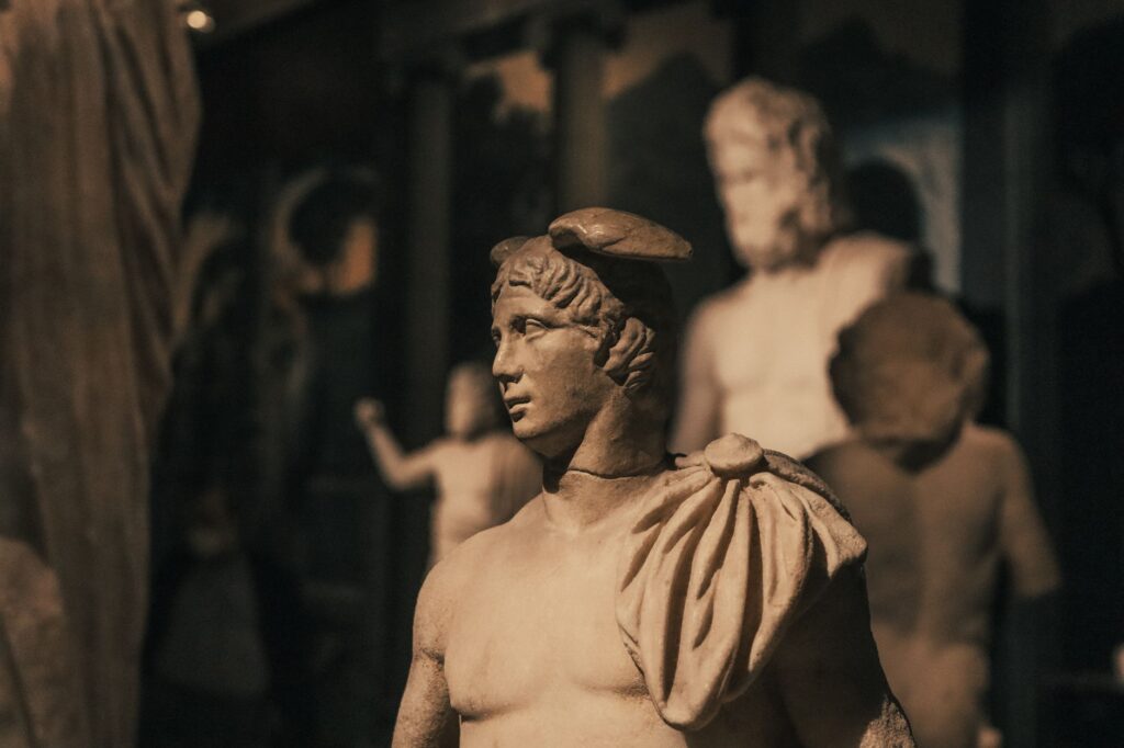Nahaufnahme von historischen Artefakten hinter Glas in einer Vitrine eines der besten Spezialmuseen in Berlin.