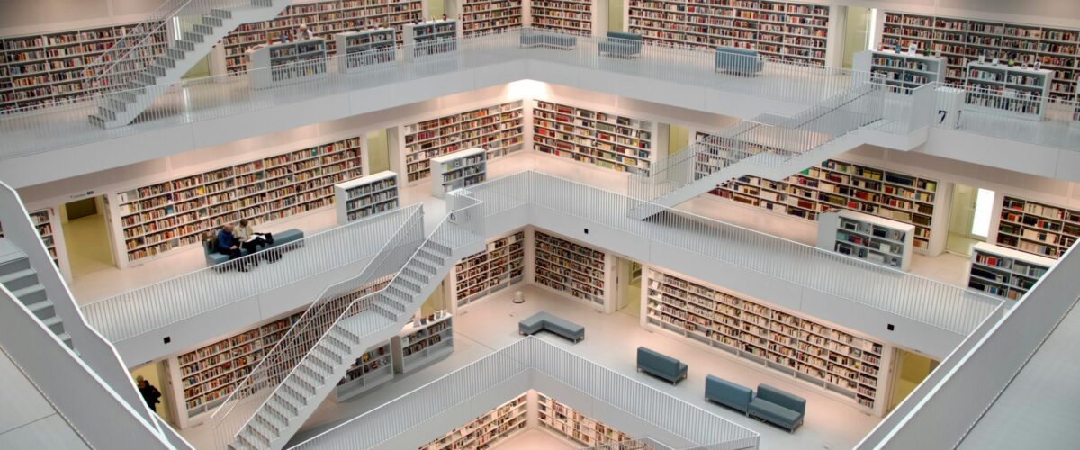 Helle und moderne Humboldt-Bibliothek in Reinickendorf mit hohen Bücherregalen und einer einladenden Leseecke.
