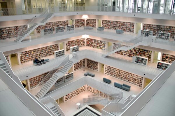 Helle und moderne Humboldt-Bibliothek in Reinickendorf mit hohen Bücherregalen und einer einladenden Leseecke.
